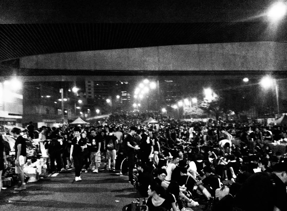 THE CROWD BREATHES