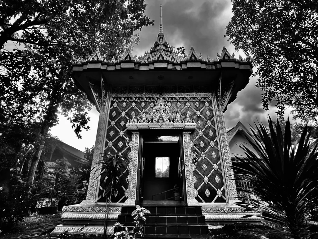 WHITE SHRINE, QUIET GARDEN